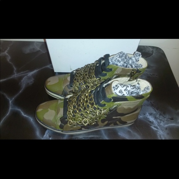 *Vintage* UES CAMO GENUINE SNEAKERS WITH METAL LACES. Size 7